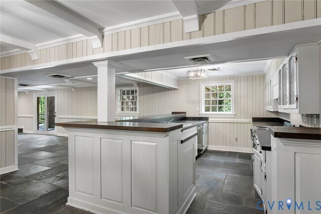 Building Photo - 9900 Kingsbridge Rd
