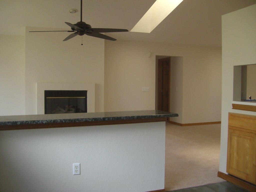 Building Photo - 722 Hilltop Ln