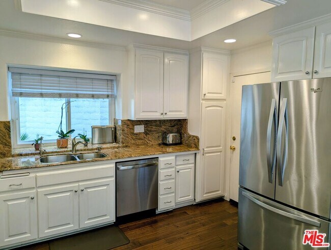 Building Photo - 2730 Point Del Mar