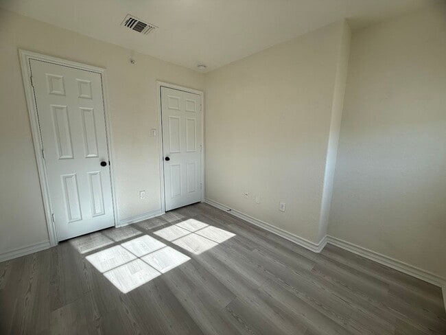 Building Photo - Townhome Near Retama Park...No Carpet.