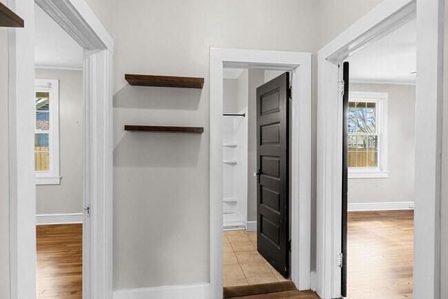 Building Photo - 43 1/2 Ash St NE