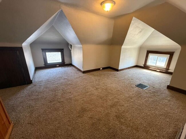 Building Photo - 4 BED 1 BATH SINGLE FAMILY HOME IN CLEVELAND!