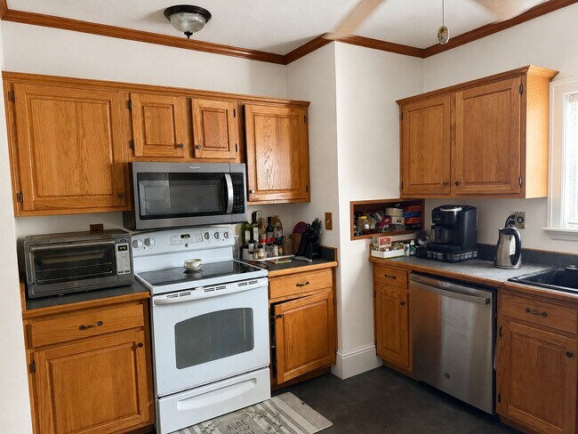 Building Photo - 145 11th Ave NE