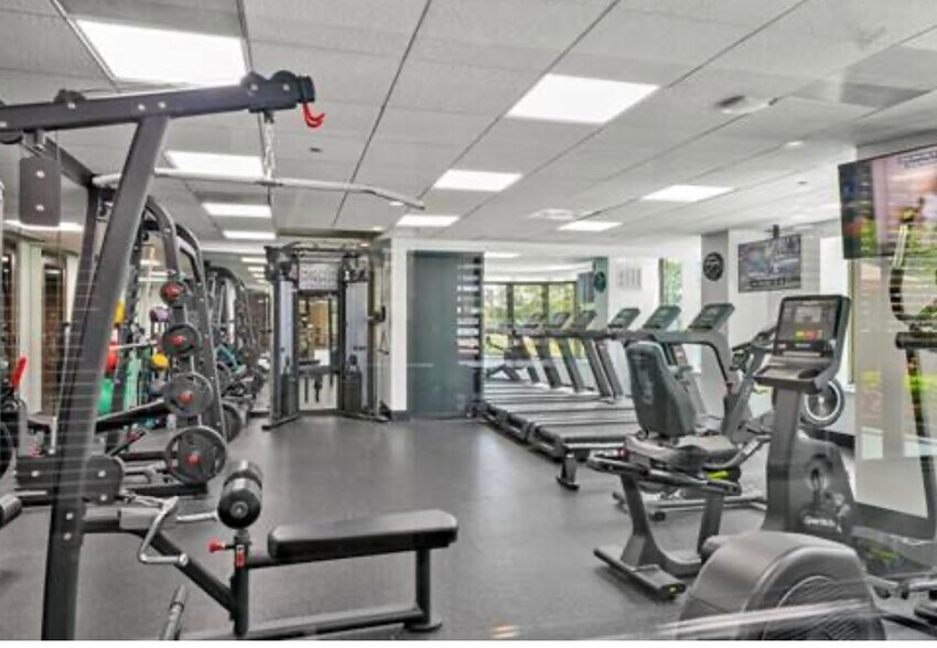 Building Photo - 400 N La Salle Dr