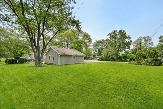 Building Photo - 493 Sunset Dr