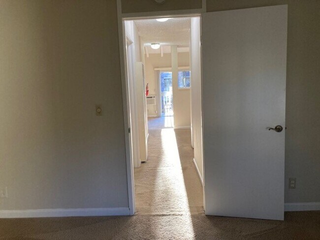 Building Photo - 1 bedroom upstairs unit in Walnut Park