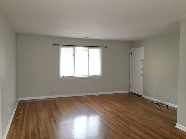 Building Photo - 2 Bedroom 1 Bath Apartment in Radcliffeborough - Downtown Charleston