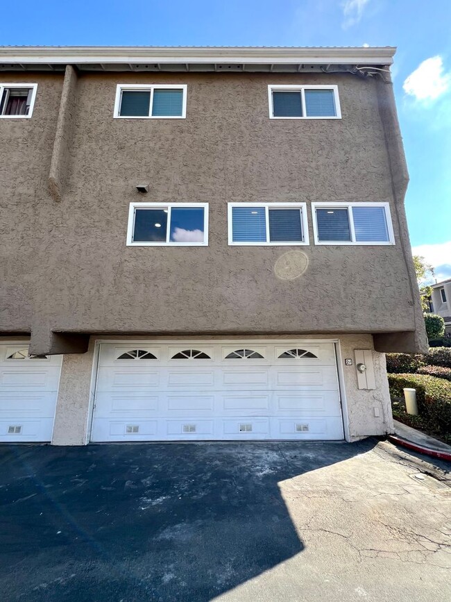 Building Photo - Large 3 bedroom townhome available in Buen...