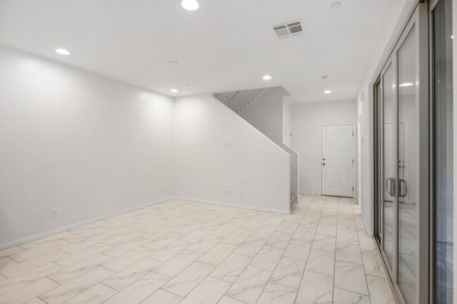 Building Photo - 3 Bed Nicely Upgraded Summerlin TownHome