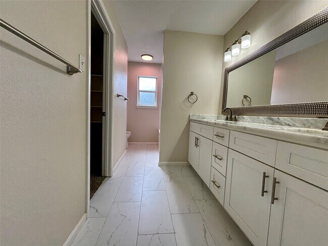 Building Photo - 13019 Skyline Dr