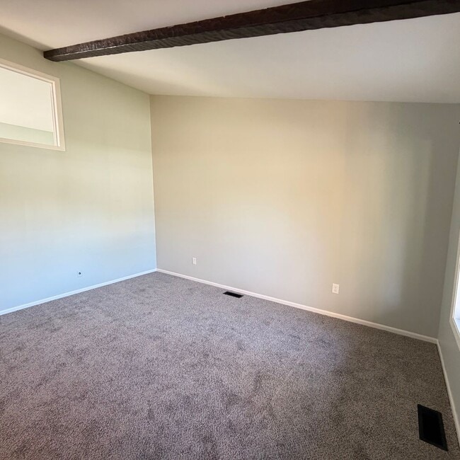 Building Photo - Spacious two Bedroom Quad-Level Home for R...