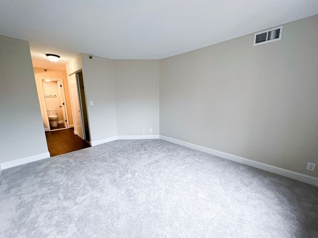 Building Photo - Beautiful And Modern 1 Bed, 1 Bath Condo In Prime Location With High Walk Score In Alta Vista