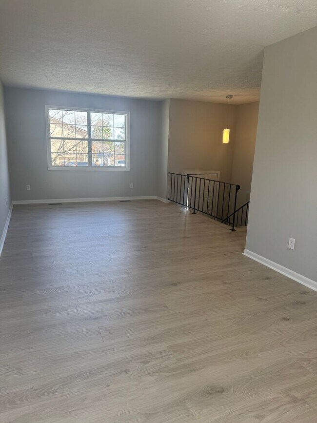 Building Photo - 3 bed, 1.5 bath, 1 car garage split foyer ...