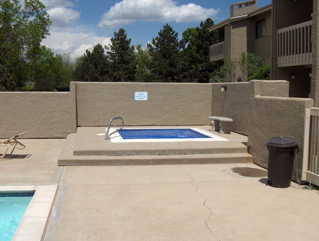 Building Photo - "Charming 2-Bed, 2-Bath Condo Retreat in Boulder – Cozy 995 Sq. Ft. Haven Awaits!"