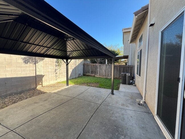 Building Photo - 5 bedroom home located in Sylvan School District!