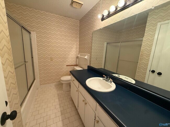 Building Photo - 723 Versailles Dr SE