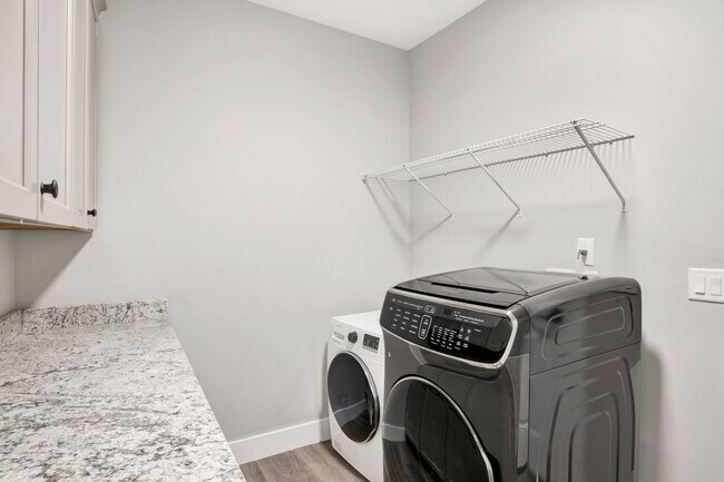 Building Photo - Spacious 2021 home close to beaches and sh...