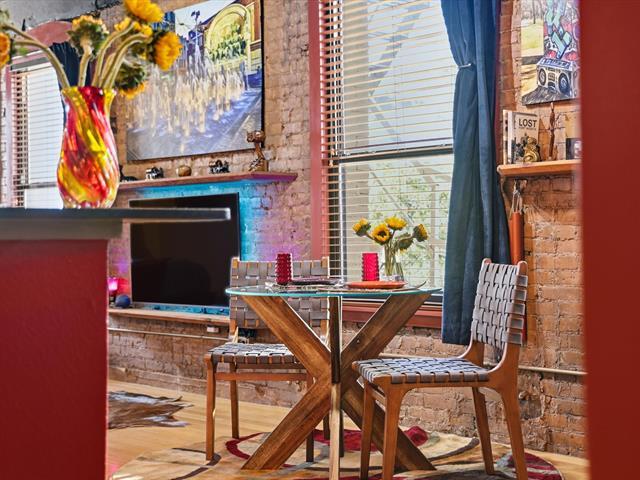 Building Photo - 910 Houston St