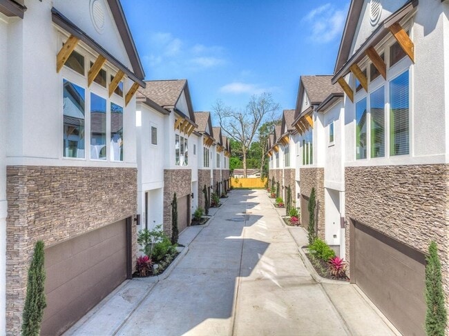 Building Photo - 2149 Hoskins Dr