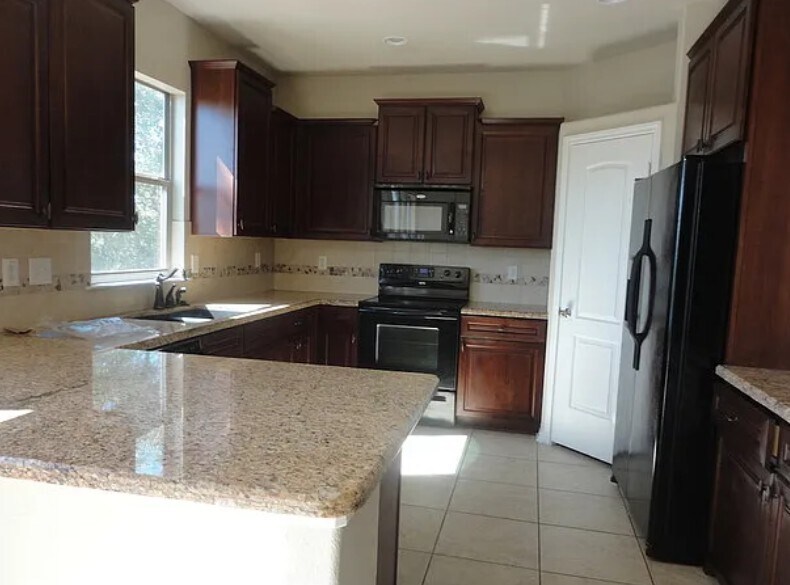 Kitchen - 1310 Cresswell Cv