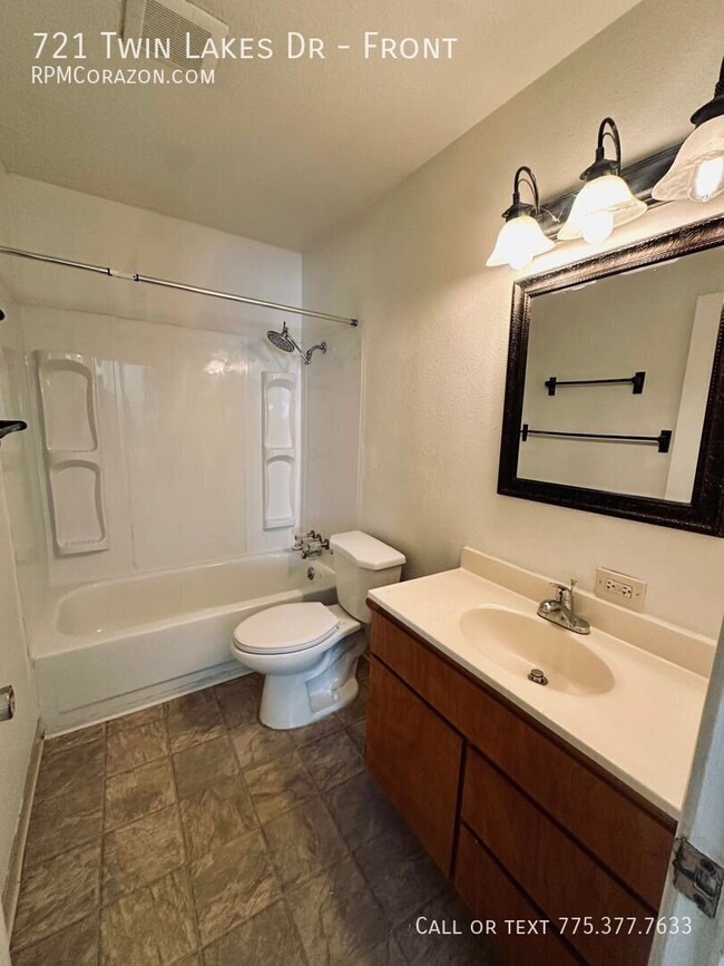 Building Photo - 721 Twin Lakes Dr