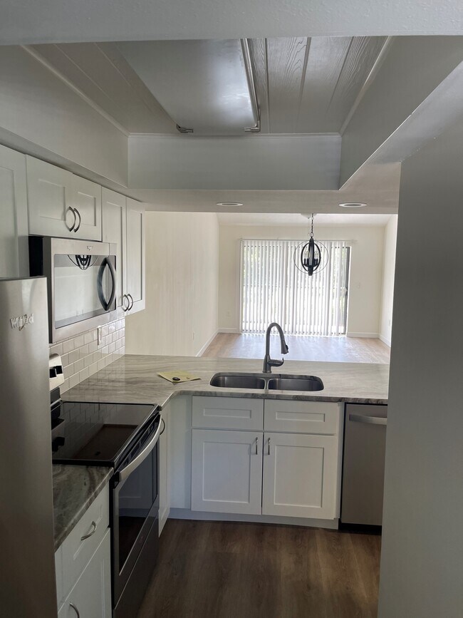 Building Photo - 4081 Lake Forest Dr