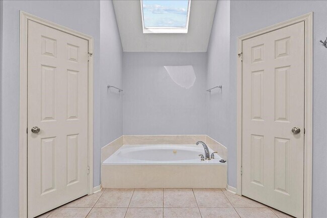 Building Photo - 2422 Fairwind Dr