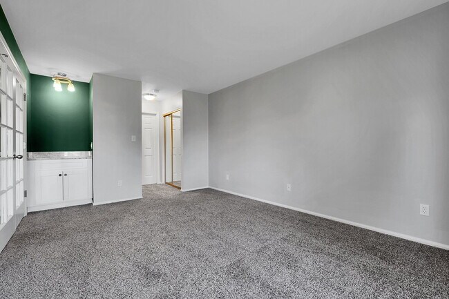 Building Photo - $2,400 - 3 Bed, 2.5 Bath Townhome with Fin...