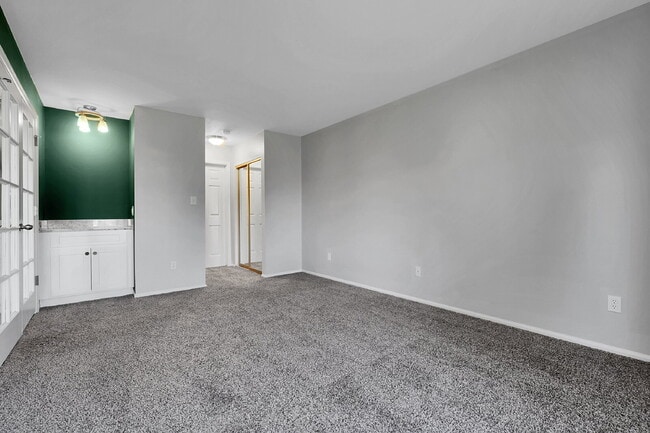 Building Photo - $3,000 - 3 Bed, 2.5 Bath Townhome with Fin...