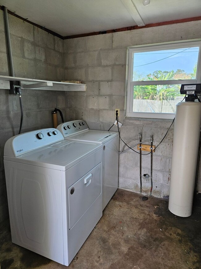 Building Photo - Annual Unfurnished Cute Florida Home with a private backyard for enjoying the Florida Lifestyle! ...