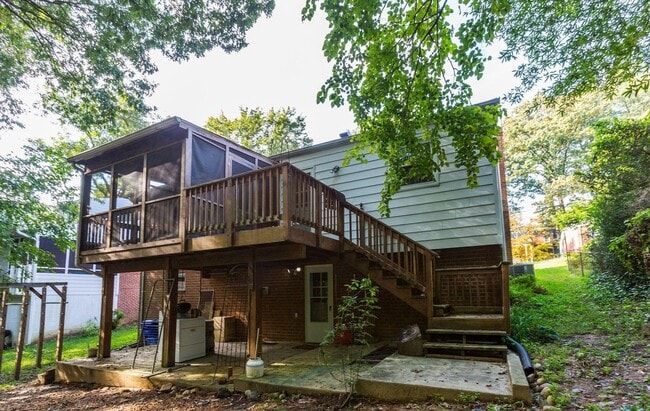 Building Photo - Absolutely Gorgeous Rambler in Great Location!
