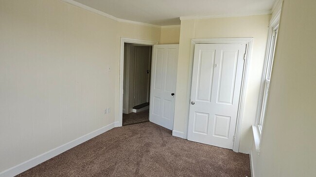 Building Photo - 3 Bedroom Duplex!