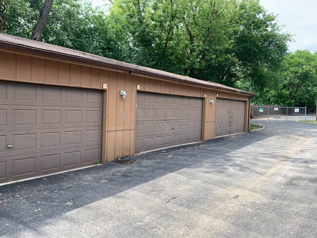Building Photo - 5S070 Pebblewood Ln