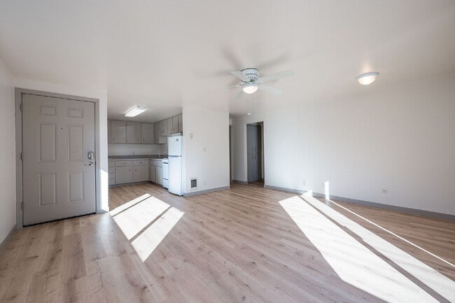 Building Photo - Affordable, Attractive 2-bed in a small Complex