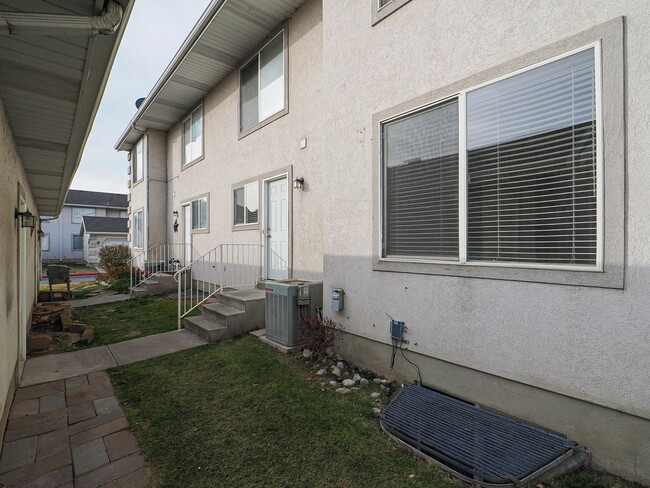 Building Photo - 2 Bedroom, 2 Bathroom Home