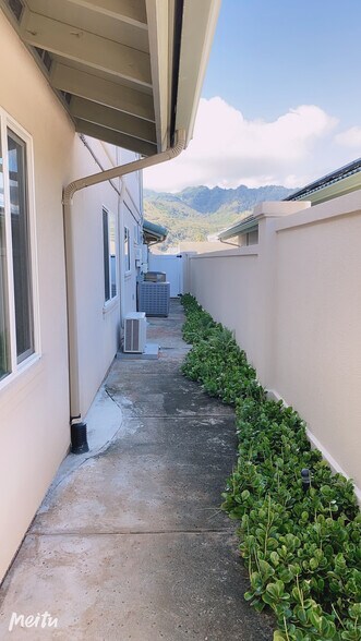 Building Photo - 327 Ainahou St