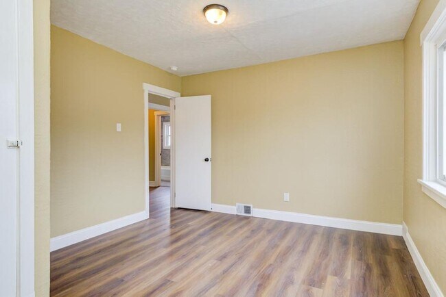 Building Photo - 2319 7th Ave