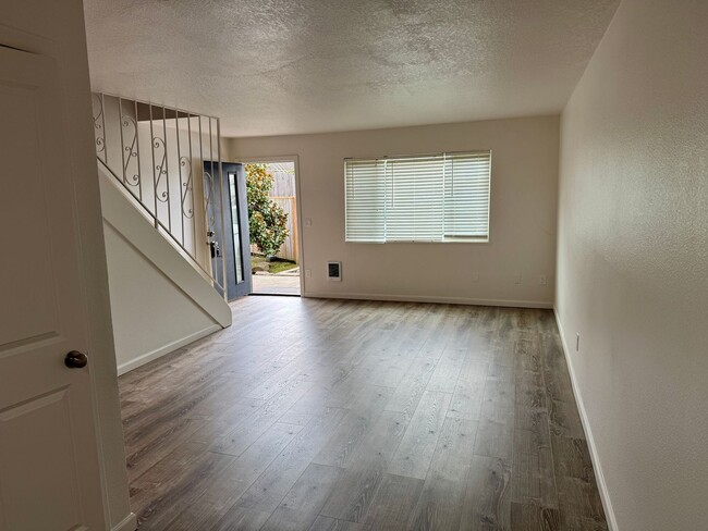 Building Photo - Better than Cool 2 bedroom in Creston-Kenilworth