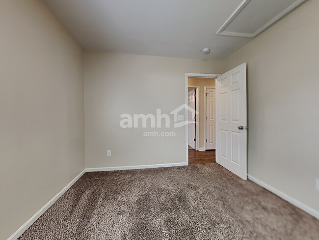 Building Photo - 2043 Cripplecreek Dr