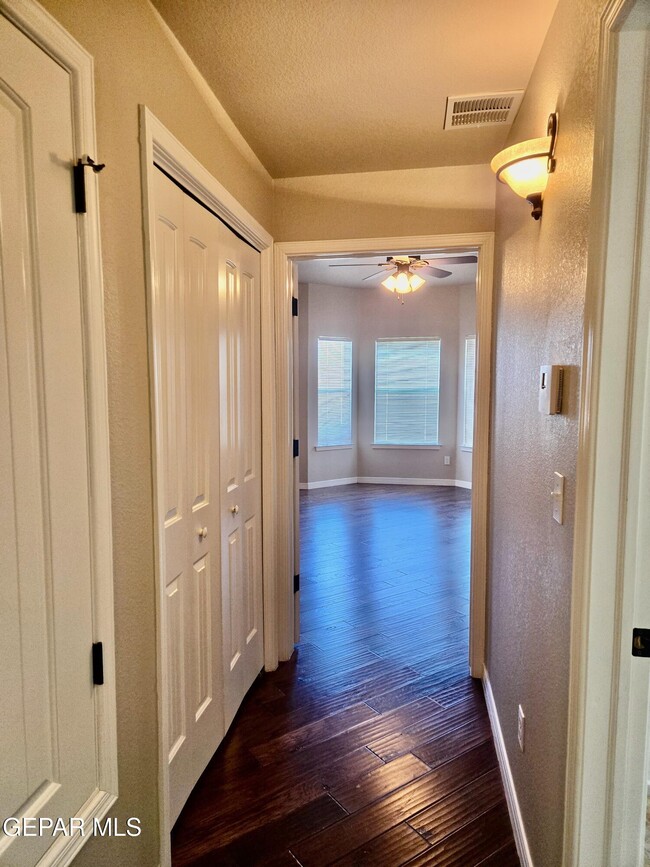 Building Photo - 6617 Cabana Del Sol Dr