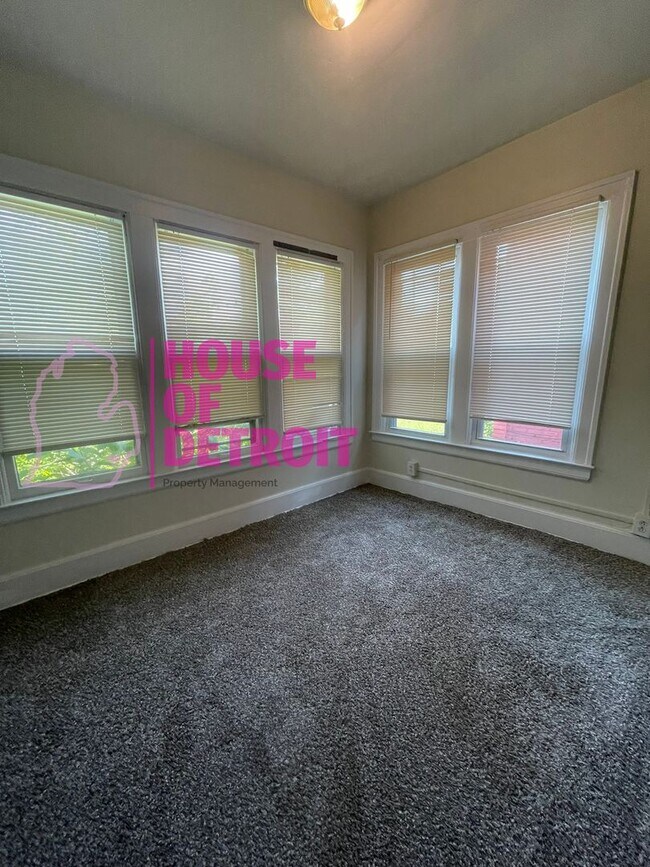 Building Photo - 5065-5067 Linsdale St. - SW 07/16