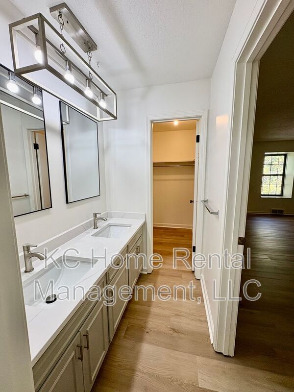 Building Photo - 10205 CedarBrooke Ln