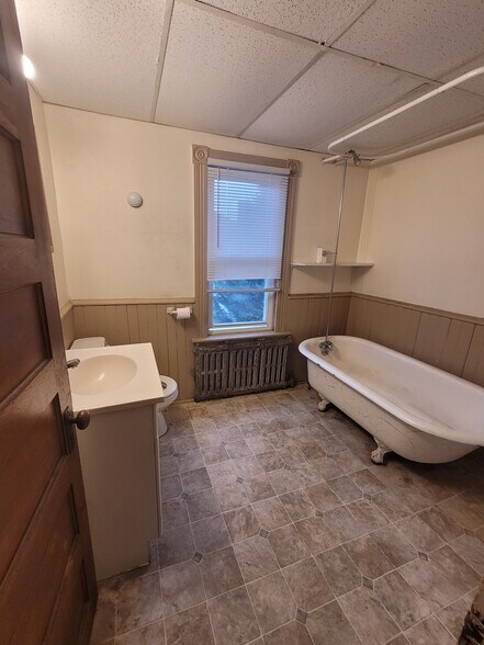 Building Photo - 225 Pleasant St