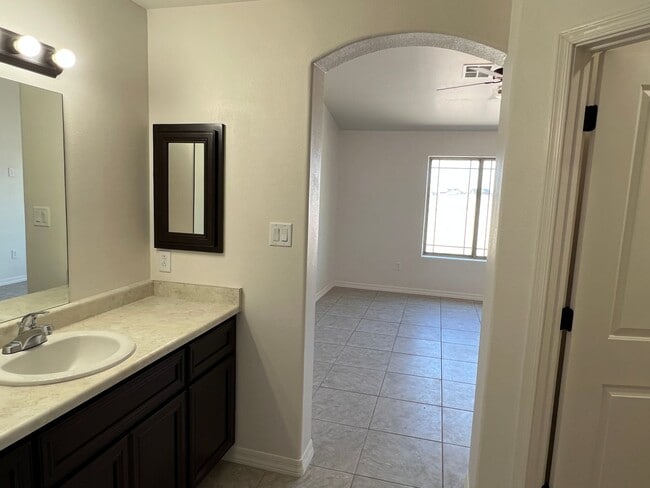 Building Photo - 3 Bedroom Split Floor Plan with 2 bathroom...