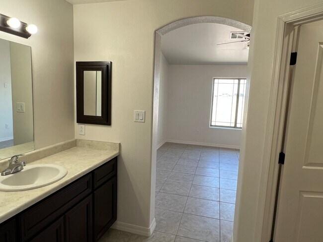 Building Photo - 3 Bedroom Split Floor Plan with 2 bathrooms