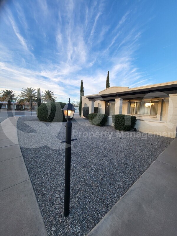 Building Photo - 905 S La Bellota