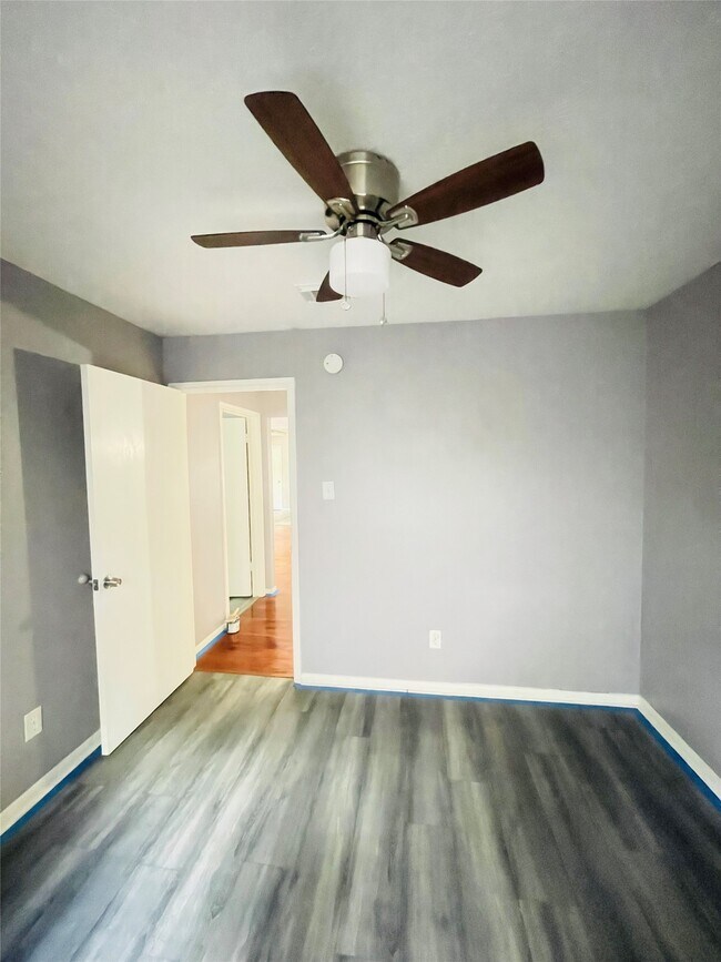 Building Photo - 6406 Bayou Crest Dr