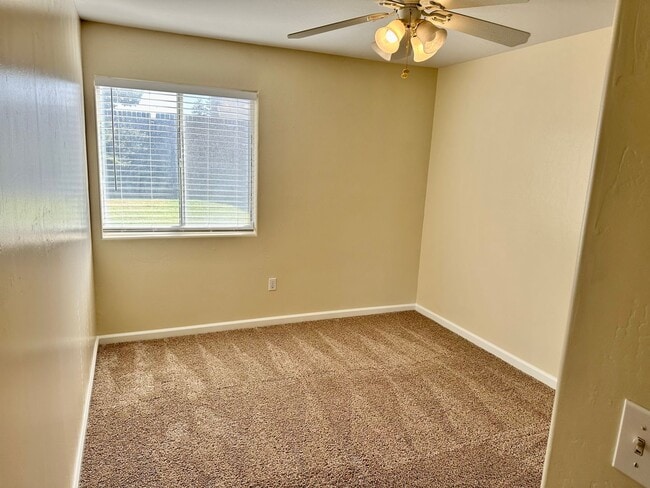 Building Photo - Northwest Dream Home!!!! 3+2 Granite Counters, Hardwood Floors, 3 Car Garage, RV Parking, and New...