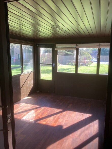 back porch (enclosed) - 301 Village Rd