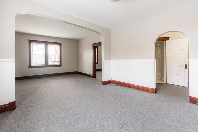 Building Photo - 114 W Park Ave